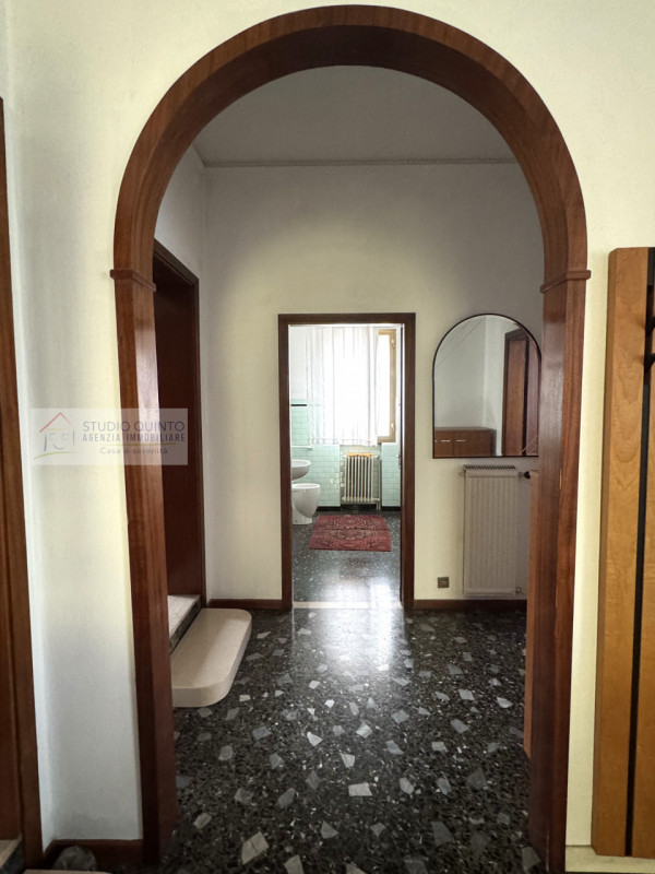 Situata in una zona residenziale tranquilla e riservata, ma allo stesso tempo comoda a ogni servi...