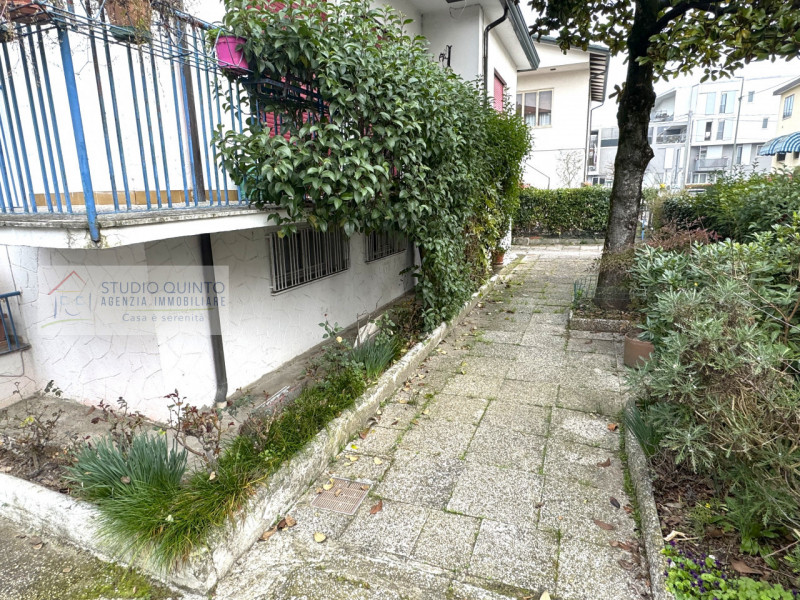 Situata in una zona residenziale tranquilla e riservata, ma allo stesso tempo comoda a ogni servi...