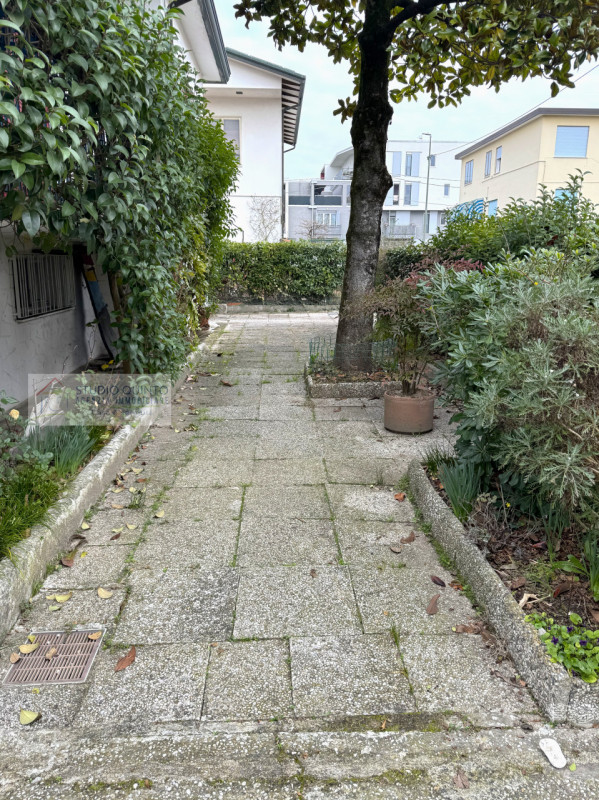 Situata in una zona residenziale tranquilla e riservata, ma allo stesso tempo comoda a ogni servi...