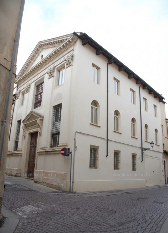 Luminoso bicamere in fase di ristrutturazione nel cuore di Vicenza

Situato adiacente a Piazza de...