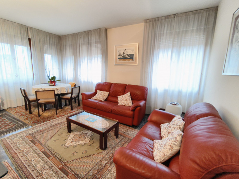 Proponiamo in vendita un elegante appartamento quadrilocale di 128 mq, situato nella prestigiosa ...