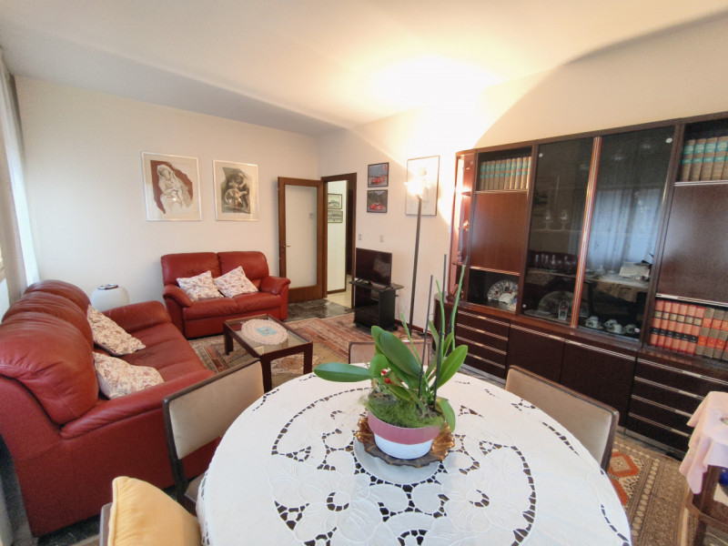 Proponiamo in vendita un elegante appartamento quadrilocale di 128 mq, situato nella prestigiosa ...