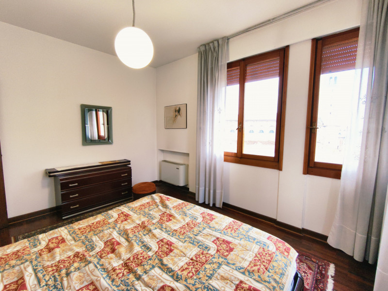 Proponiamo in vendita un elegante appartamento quadrilocale di 128 mq, situato nella prestigiosa ...