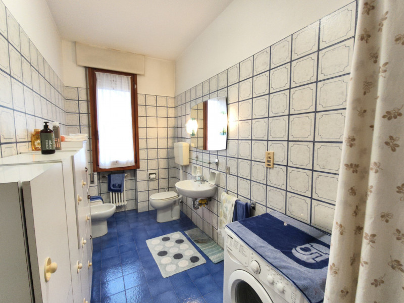 Proponiamo in vendita un elegante appartamento quadrilocale di 128 mq, situato nella prestigiosa ...