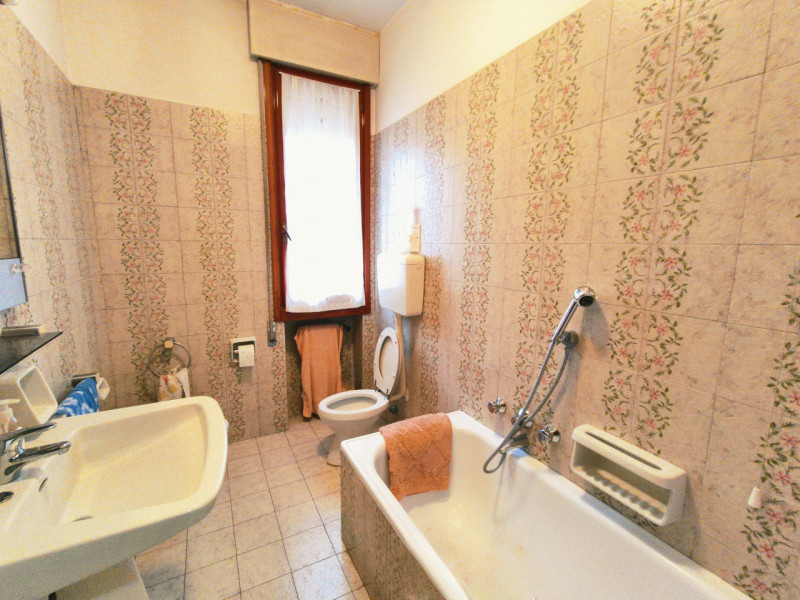 Proponiamo in vendita un elegante appartamento quadrilocale di 128 mq, situato nella prestigiosa ...