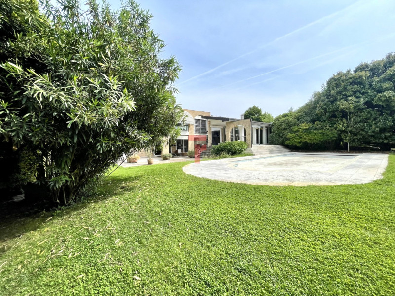 In una delle aree residenziali più esclusive e riservate dell’asse Padova–Venezia, immersa nel ve...