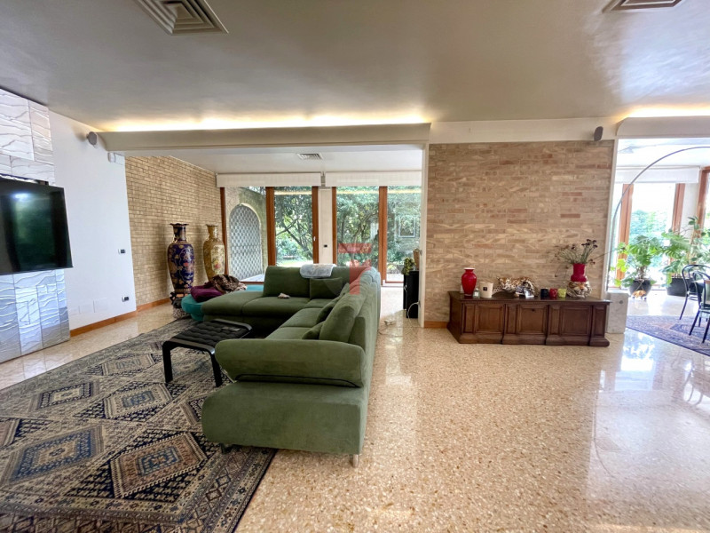 In una delle aree residenziali più esclusive e riservate dell’asse Padova–Venezia, immersa nel ve...