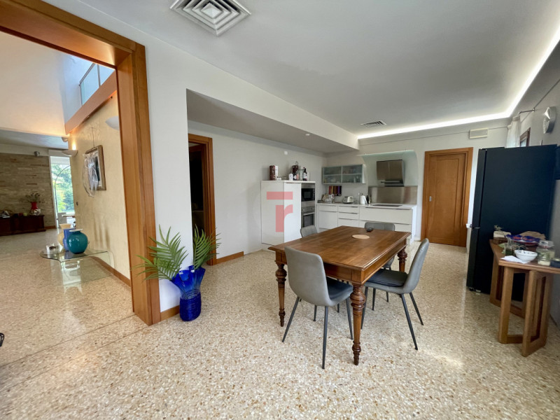 In una delle aree residenziali più esclusive e riservate dell’asse Padova–Venezia, immersa nel ve...
