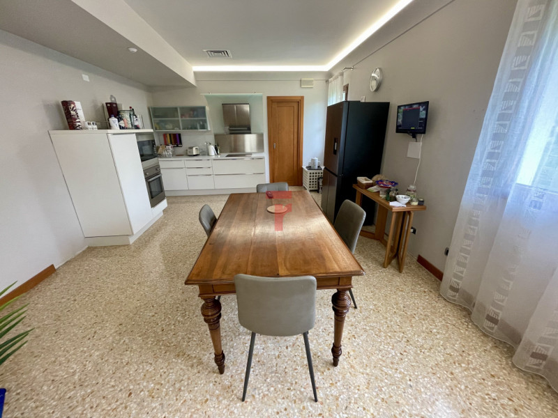 In una delle aree residenziali più esclusive e riservate dell’asse Padova–Venezia, immersa nel ve...