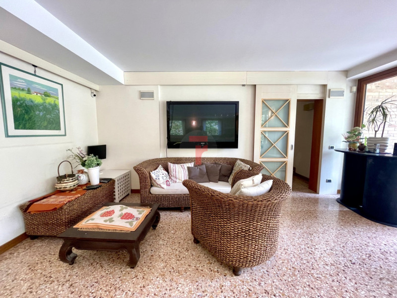 In una delle aree residenziali più esclusive e riservate dell’asse Padova–Venezia, immersa nel ve...