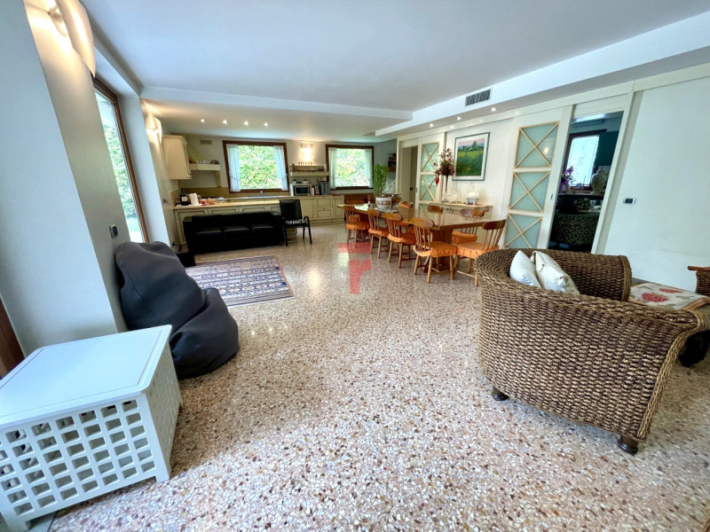 In una delle aree residenziali più esclusive e riservate dell’asse Padova–Venezia, immersa nel ve...