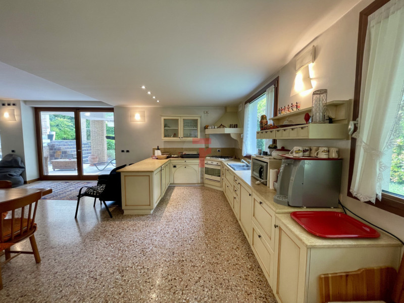 In una delle aree residenziali più esclusive e riservate dell’asse Padova–Venezia, immersa nel ve...