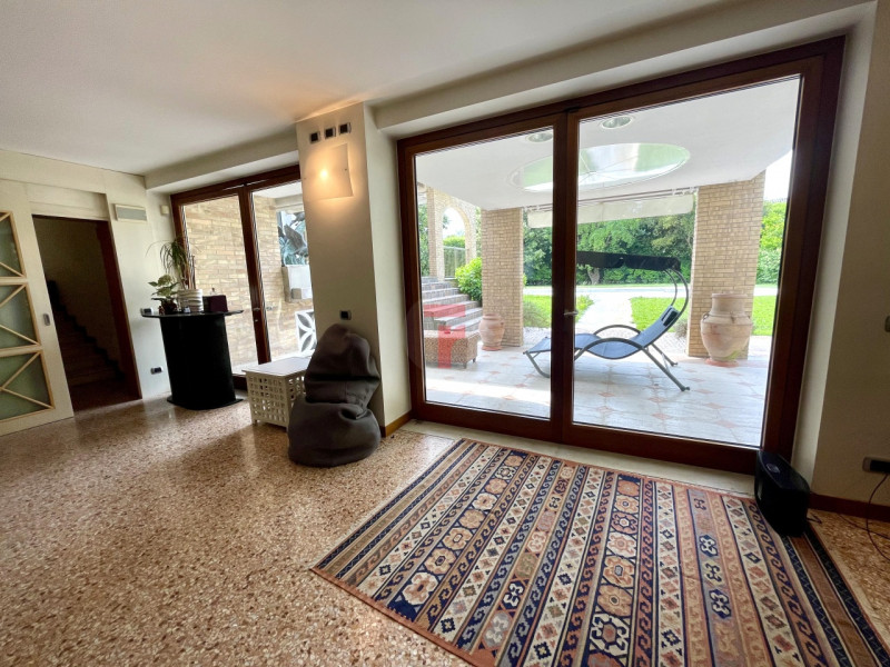 In una delle aree residenziali più esclusive e riservate dell’asse Padova–Venezia, immersa nel ve...