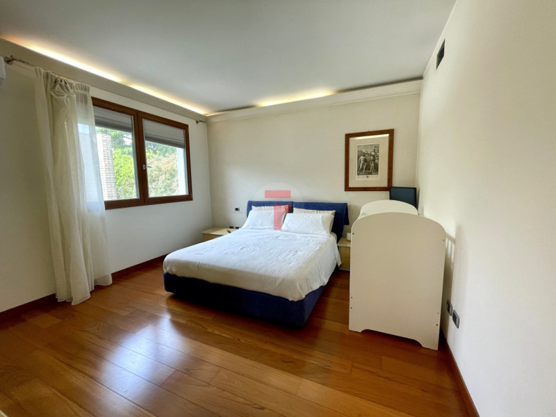 In una delle aree residenziali più esclusive e riservate dell’asse Padova–Venezia, immersa nel ve...
