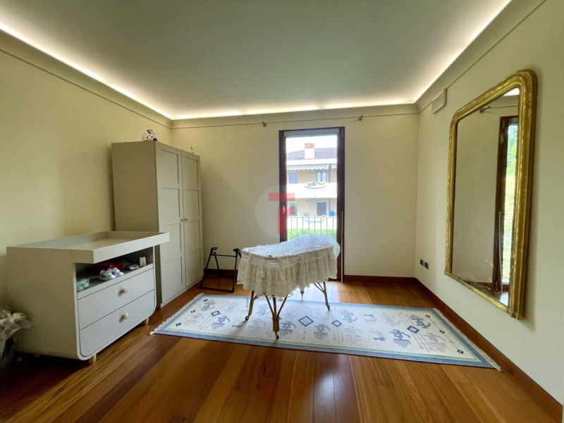 In una delle aree residenziali più esclusive e riservate dell’asse Padova–Venezia, immersa nel ve...