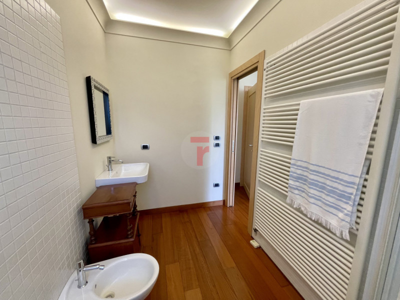 In una delle aree residenziali più esclusive e riservate dell’asse Padova–Venezia, immersa nel ve...
