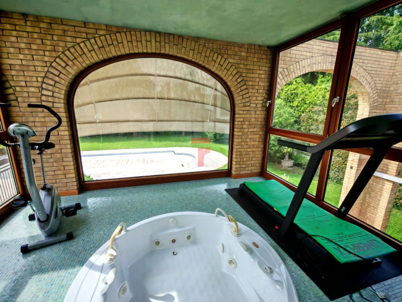 In una delle aree residenziali più esclusive e riservate dell’asse Padova–Venezia, immersa nel ve...