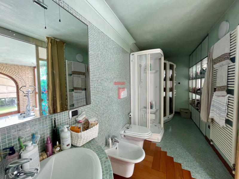 In una delle aree residenziali più esclusive e riservate dell’asse Padova–Venezia, immersa nel ve...