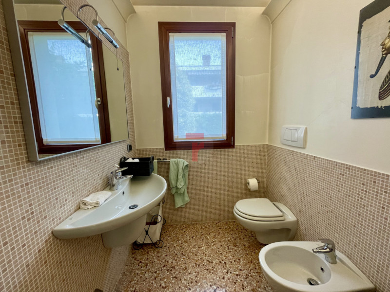 In una delle aree residenziali più esclusive e riservate dell’asse Padova–Venezia, immersa nel ve...
