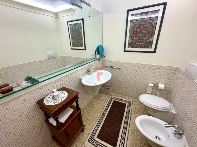 In una delle aree residenziali più esclusive e riservate dell’asse Padova–Venezia, immersa nel ve...
