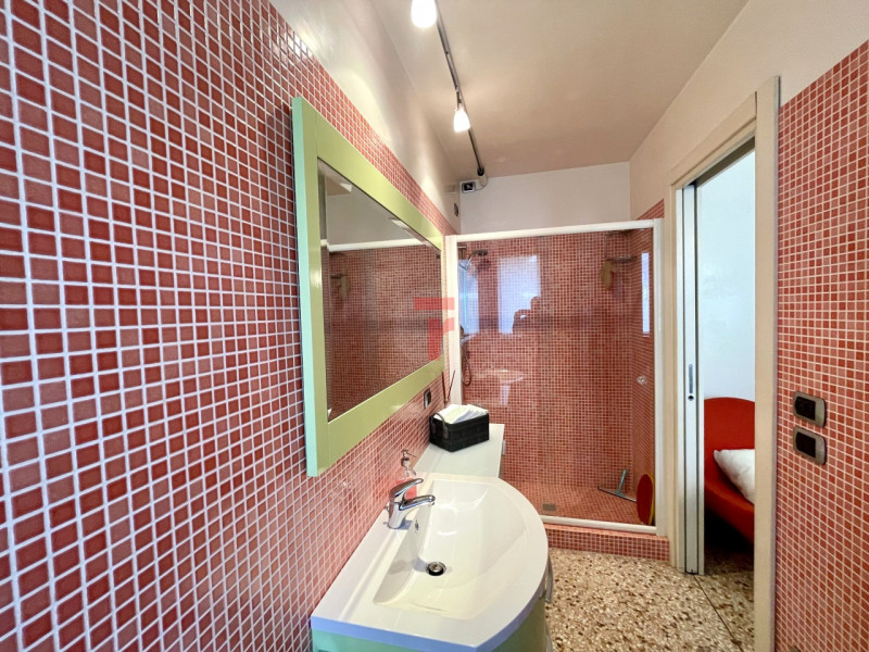 In una delle aree residenziali più esclusive e riservate dell’asse Padova–Venezia, immersa nel ve...