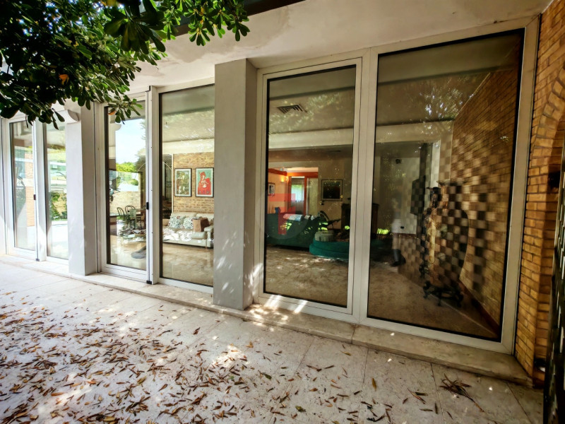 In una delle aree residenziali più esclusive e riservate dell’asse Padova–Venezia, immersa nel ve...