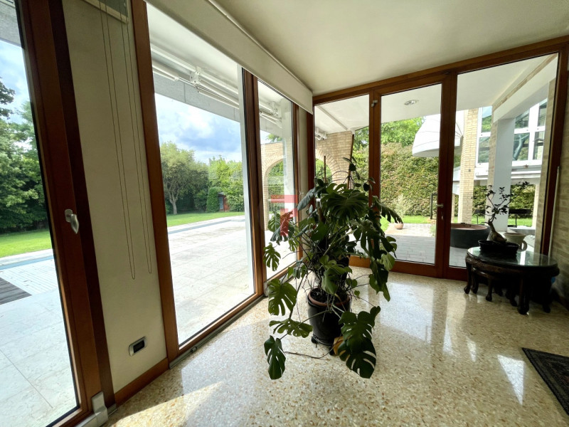 In una delle aree residenziali più esclusive e riservate dell’asse Padova–Venezia, immersa nel ve...