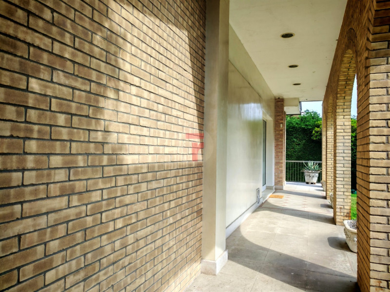 In una delle aree residenziali più esclusive e riservate dell’asse Padova–Venezia, immersa nel ve...