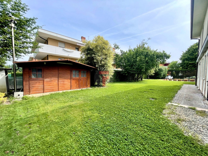 In una delle aree residenziali più esclusive e riservate dell’asse Padova–Venezia, immersa nel ve...
