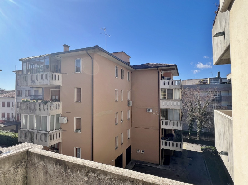 VENDESI MINI APPARTAMENTO ARREDATO, CON TERRAZZA ABITABILE E GARAGE A VICENZA - SAN BORTOLO - RIF...
