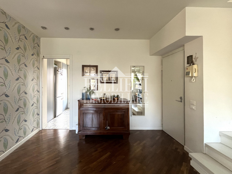 ZONA TEATRO NUOVO: vendesi luminoso e spazioso attico disposto su due livelli, quarto e quinto pi...