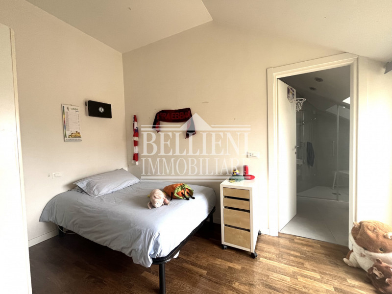 ZONA TEATRO NUOVO: vendesi luminoso e spazioso attico disposto su due livelli, quarto e quinto pi...