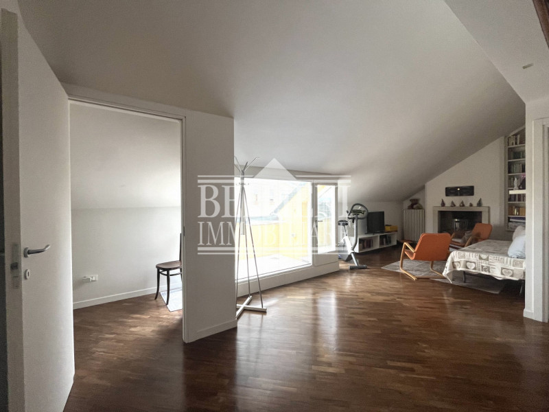 ZONA TEATRO NUOVO: vendesi luminoso e spazioso attico disposto su due livelli, quarto e quinto pi...