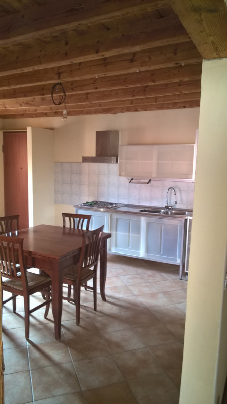 Zona Polegge, piccola palazzina, appartamento al piano primo composto da ingresso soggiorno con a...