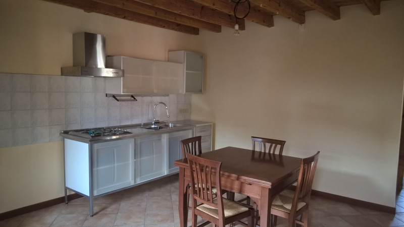 Zona Polegge, piccola palazzina, appartamento al piano primo composto da ingresso soggiorno con a...