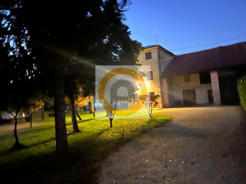 In una tranquilla frazione limitrofa al  Comune di Rosà, proponiamo in vendita un affascinante ru...