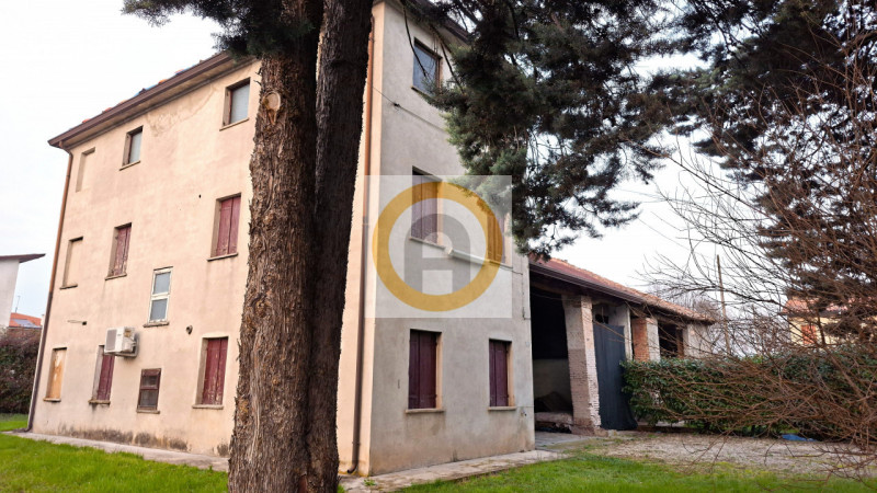 In una tranquilla frazione limitrofa al  Comune di Rosà, proponiamo in vendita un affascinante ru...