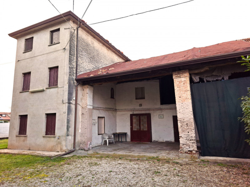 In una tranquilla frazione limitrofa al  Comune di Rosà, proponiamo in vendita un affascinante ru...