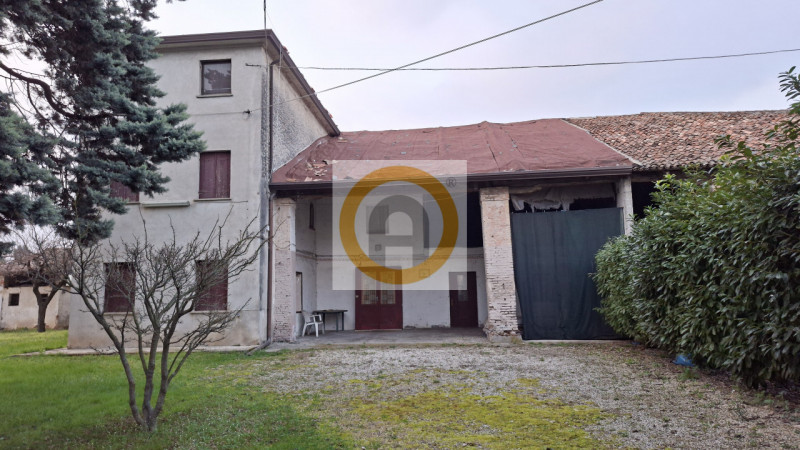 In una tranquilla frazione limitrofa al  Comune di Rosà, proponiamo in vendita un affascinante ru...