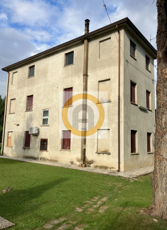 In una tranquilla frazione limitrofa al  Comune di Rosà, proponiamo in vendita un affascinante ru...