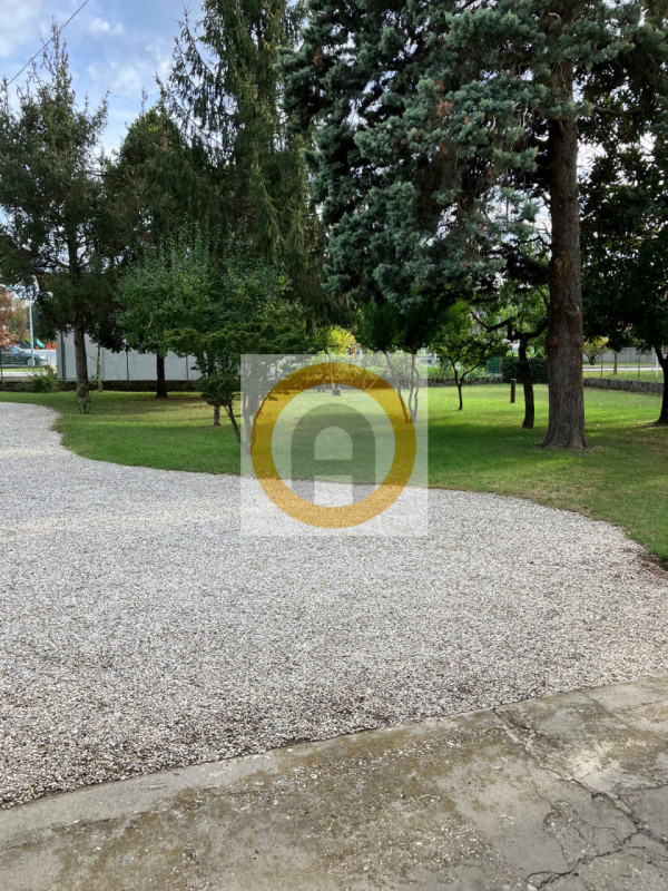 In una tranquilla frazione limitrofa al  Comune di Rosà, proponiamo in vendita un affascinante ru...