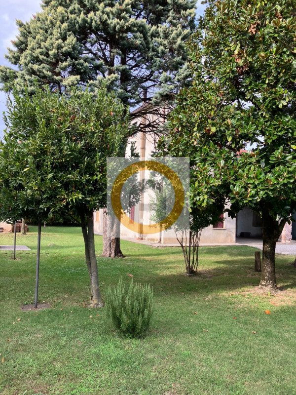 In una tranquilla frazione limitrofa al  Comune di Rosà, proponiamo in vendita un affascinante ru...