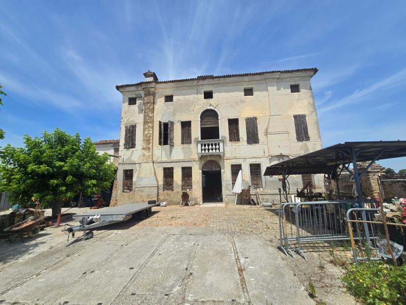 Piove di Sacco: Vicinanze Villa D' epoca del 1574,su 3 piani con magazzino. Villa d' epoca, costi...