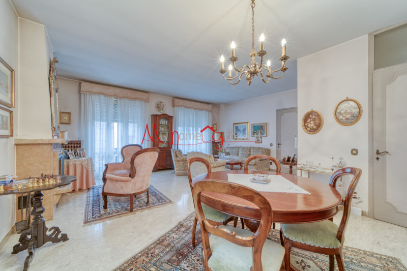 CHIESANUOVA: Villetta singola sviluppata su piano terra e primo dagli ambienti ampi e luminosi; s...