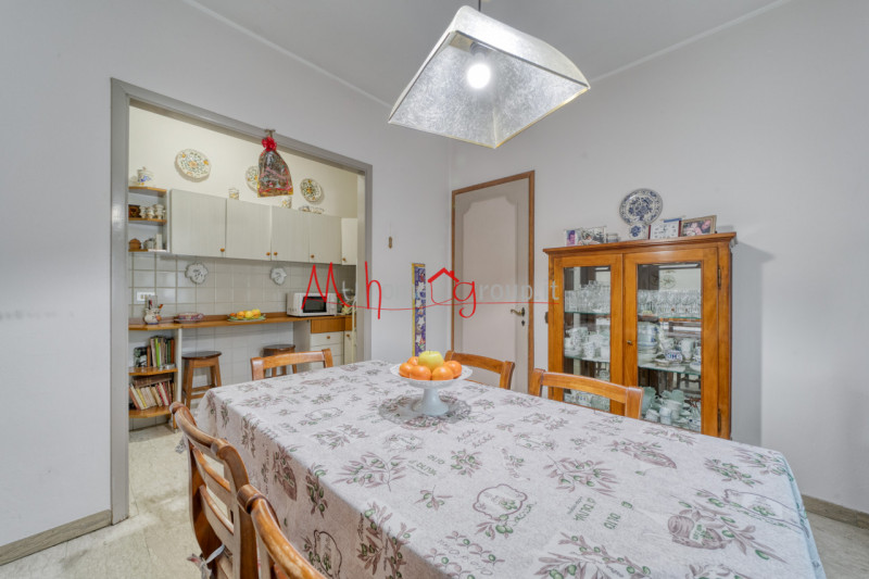 CHIESANUOVA: Villetta singola sviluppata su piano terra e primo dagli ambienti ampi e luminosi; s...