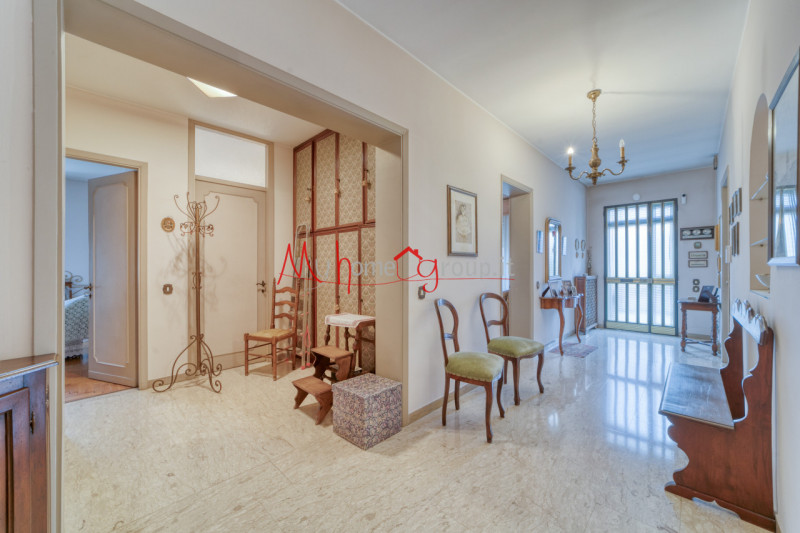 CHIESANUOVA: Villetta singola sviluppata su piano terra e primo dagli ambienti ampi e luminosi; s...