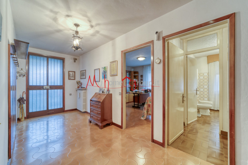 CHIESANUOVA: Villetta singola sviluppata su piano terra e primo dagli ambienti ampi e luminosi; s...