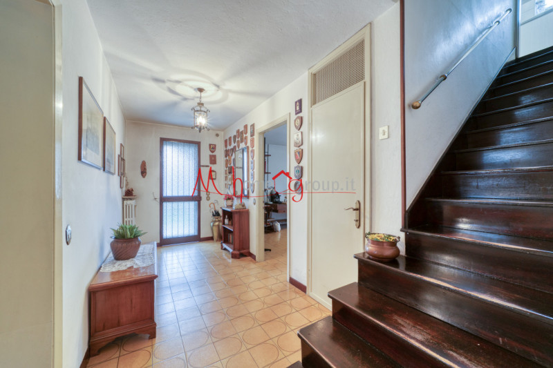 CHIESANUOVA: Villetta singola sviluppata su piano terra e primo dagli ambienti ampi e luminosi; s...