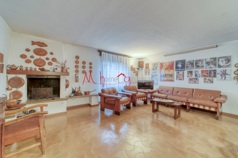 CHIESANUOVA: Villetta singola sviluppata su piano terra e primo dagli ambienti ampi e luminosi; s...