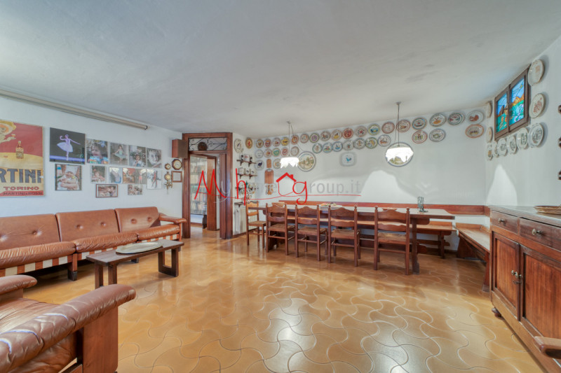 CHIESANUOVA: Villetta singola sviluppata su piano terra e primo dagli ambienti ampi e luminosi; s...